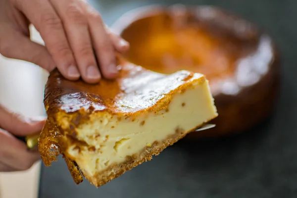 Tanınmayan eller lezzetli ve lezzetli bir cheesecake parçası seçiyor.