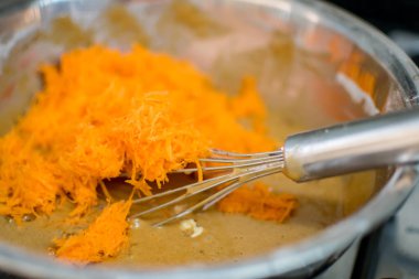 Pasta ve rendelenmiş havuç kırbaçlanmaya hazır.