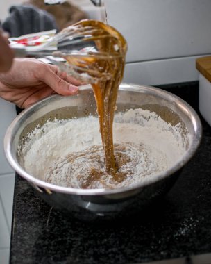 Tanınmayan eller havuçlu kek hazırlıyor.