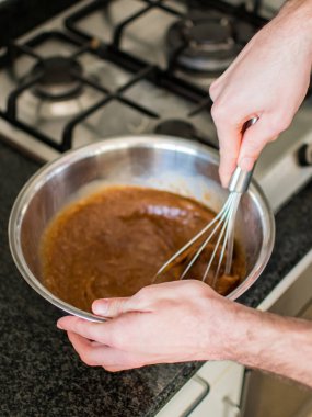 Tanınmayan eller havuçlu kek hazırlıyor.