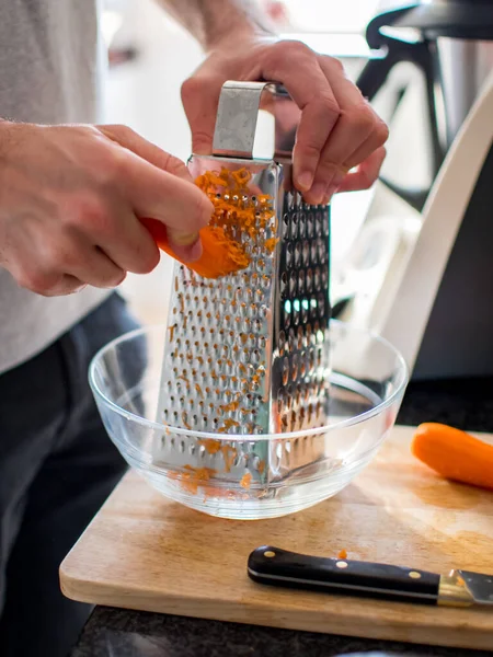 Manos Irreconocibles Rallando Zanahorias Para Preparación Del Pastel Zanahoria — Foto de Stock