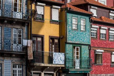 Porto, Portekiz sokaklarında renkli ve canlı fayans duvarlar. Onlar birbirinin yanında yaşam ve mutluluğu iletirler..