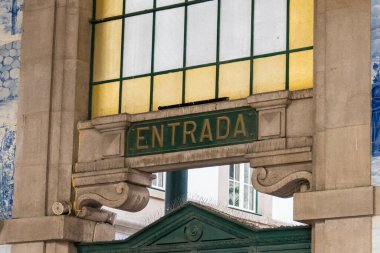 Porto 'daki bir parkın simetrik ve bölünmüş görüntüsü. Torre dos Clerigos 'tan izleniyor. Ayrıca bardan bir teras da var.