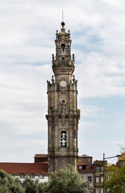 Porto 'daki bir parkın simetrik ve bölünmüş görüntüsü. Torre dos Clerigos 'tan izleniyor. Ayrıca bardan bir teras da var.