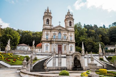 Bom Jesus do Monte 'nin ünlü Mabedi (İngilizce' deki Yüce İsa) ve Braga şehrindeki bahçeleri. Katolik tapınağı ve Barok merdiveni ile ünlüdür..