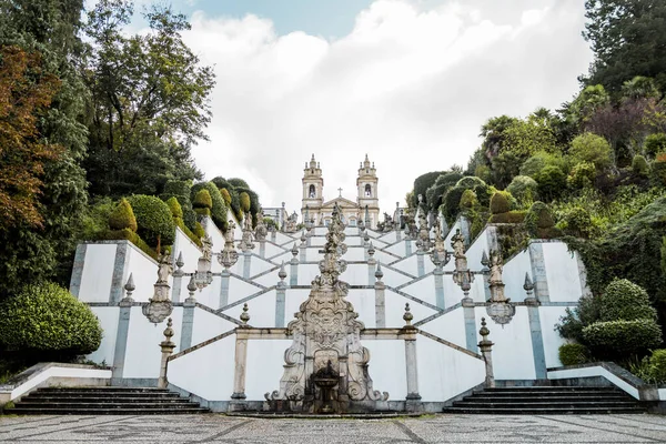 Braga şehrinde, Bom Jesus do Monte 'nin (Yüce İsa' nın İngilizcesi) ünlü Mabedi. Katolik tapınağı ve Barok merdiveni ile ünlüdür..