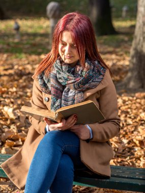 Ark bankta oturan kız