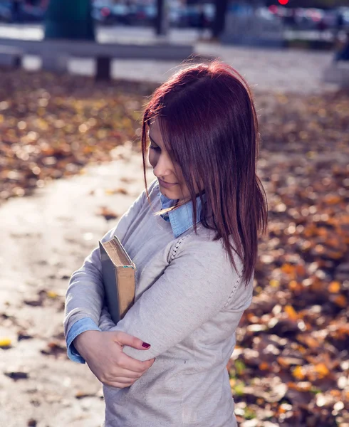 University girl in park reading a book — Stock Photo, Image