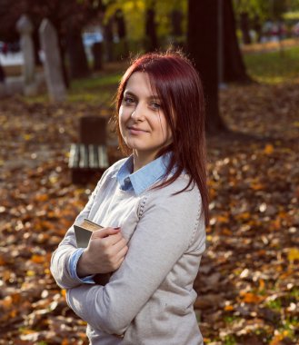 Üniversite kız parkta bir kitap okuma