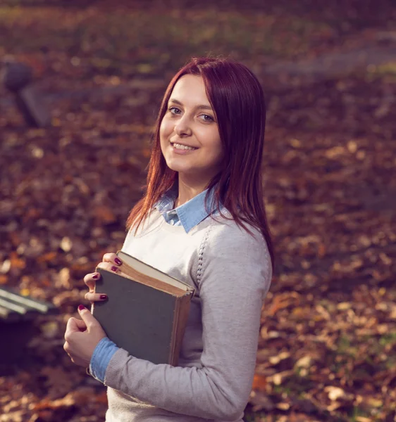 University girl in park reading a book — Stock Photo, Image