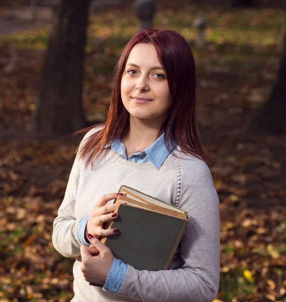 University girl in park reading a book — Stock Photo, Image