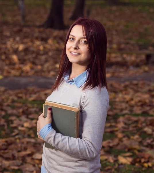 Uniwersytet dziewczyna w parku czytanie książki — Zdjęcie stockowe