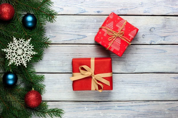 나무의 가벼운 배경과 신년 선물, 전나무 가지, 눈송이. 크리스마스 디오르. 위에서 바라본 경관 — 스톡 사진