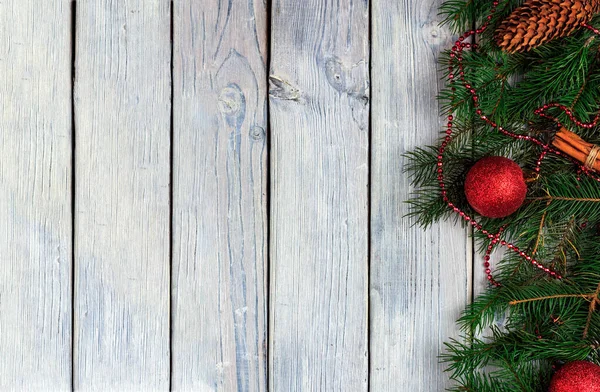 圣诞木制背景，带有冷杉枝条和圣诞球 — 图库照片