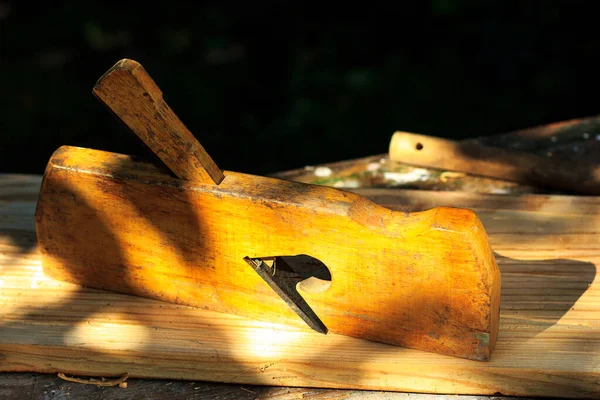 Piallatrice in legno per la lavorazione del legno stand sul tavolo in falegnameria — Foto Stock