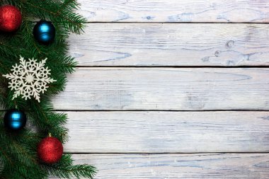 Köknar dalları, noel baloları ve yeni yıl oyuncaklarıyla Noel hafif ahşap arka plan