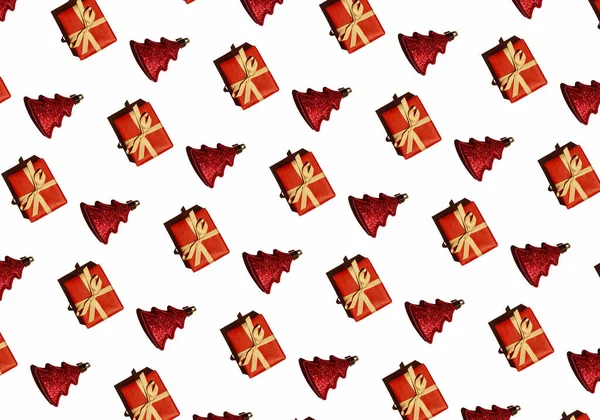 Sömlös jul mönster från en röd gåva och en lysande julgran leksak på en vit bakgrund. Nyår omslagspapper. — Stockfoto