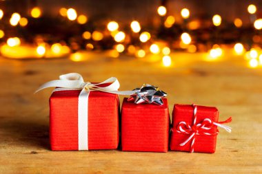Kırmızı tatil kutuları farklı boylarda hediye paketleri. Yeni yıl, Noel hediyeleri