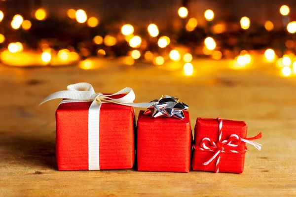 Boîtes de vacances rouges en emballage cadeau de différentes tailles. Nouvel An, cadeaux de Noël — Photo