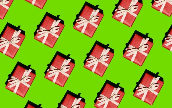 Jul mönster - ett mönster från en röd låda bunden med ett vitt band på en ljusgrön bakgrund — Stockfoto