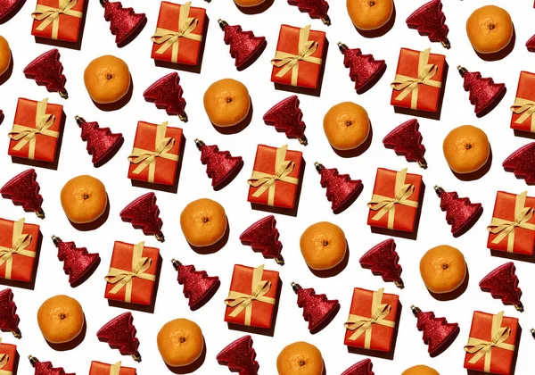 Weihnachten, Silvestermuster aus Mandarinen, ein Geschenk und ein Weihnachtsbaumspielzeug. — Stockfoto