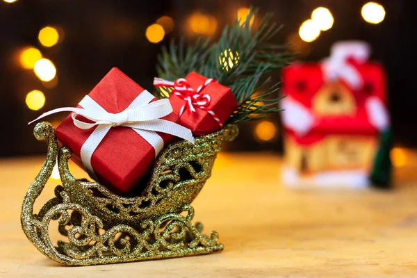 Natal, cartão de Ano Novo com trenó Santas e caixas de presentes. Entrega de presentes — Fotografia de Stock