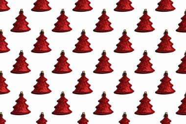 Beyaz arka planda kırmızı Noel ağaçları. Noel ağacı süslemeleri. Noel ambalaj kağıdı, duvar kağıdı