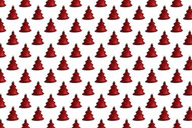 Yılbaşı ağacı desenli parlak bir oyuncaktan beyaz arka planda kırmızı bir Noel ağacı şeklinde.