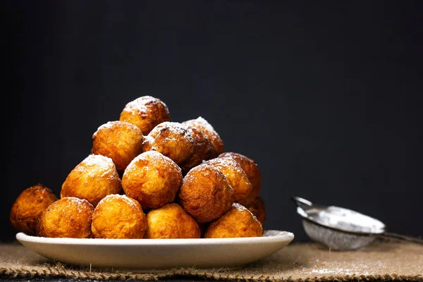 Rosquillas caseras redondas en un plato sobre una mesa de madera — Foto de Stock