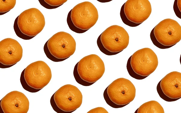 Muster aus leuchtenden Mandarinen. Tropisch orangefarbene Früchte. Nahtloses Muster, Hintergrund — Stockfoto