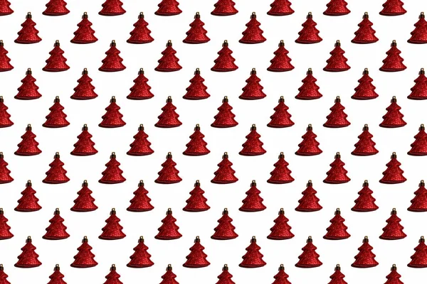 圣诞树上闪闪发亮的玩具，白色背景的红色圣诞树上的新年图案 — 图库照片