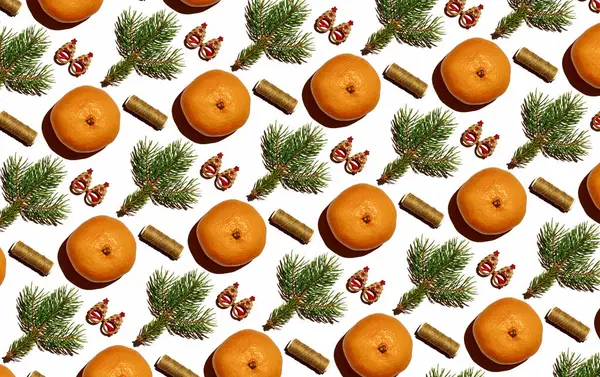 Weihnachtsmuster aus Mandarine, Fichtenzweig, Karnevalsgläsern — Stockfoto