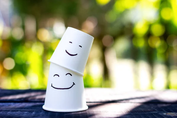 웃는 컵 두 개. 자녀와 부모의 감정의 상징 — 스톡 사진