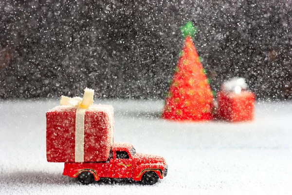 O carro entrega um presente, carga em uma forte tempestade de neve. Cartão de Ano Novo. Espírito nasce — Fotografia de Stock