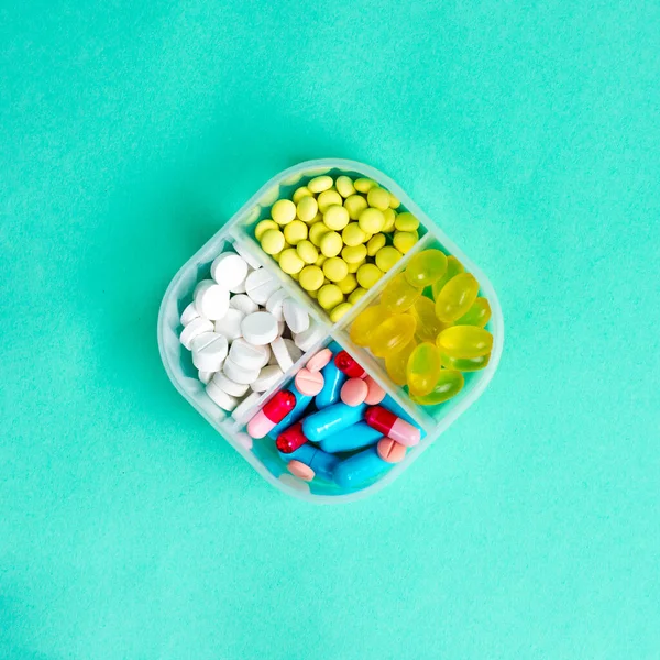 Medicamentos, medicamentos en una caja de pastillas. Formato cuadrado. Vista desde arriba — Foto de Stock