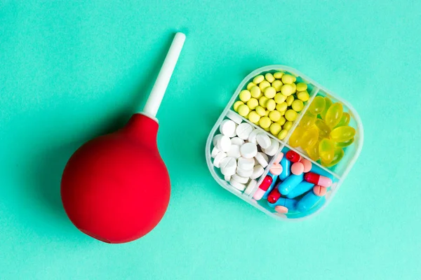 Clistere medico e scatola pillola con pillole, compresse farmaceutiche, forniture mediche. Vista dall'alto. — Foto Stock