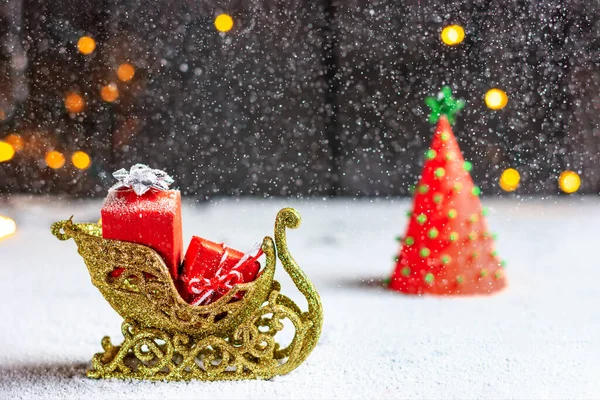 Santas trenó com presentes, nevasca pesada e árvore de Natal. Humor de Natal — Fotografia de Stock