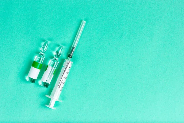 Ampolas com uma vacina e uma vista superior da seringa. — Fotografia de Stock