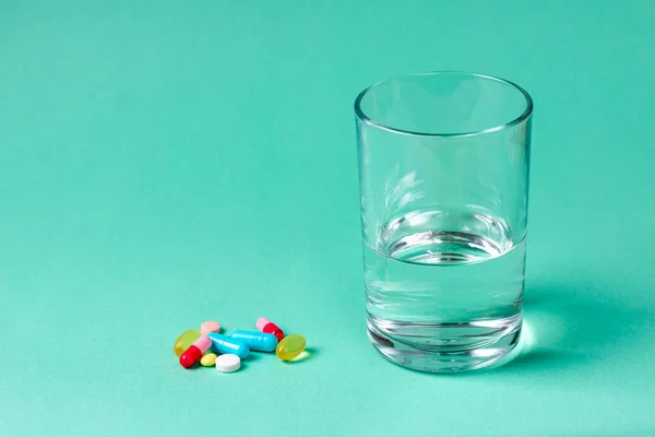 Pastillas frías y un vaso de agua. Medicamentos médicos - pastillas — Foto de Stock