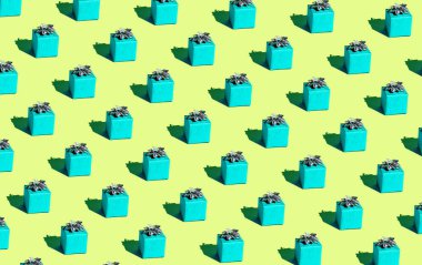 Sarı arka planda mavi bir hediye. Pop sanatında kusursuz desen