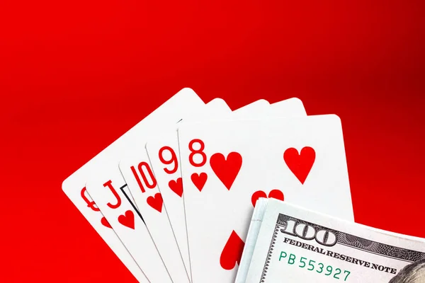 Spelar kort. En kunglig pokerfärg och en bunt 100-dollarsedlar. Tur är på din sida — Stockfoto