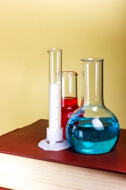 Kimyasal tabaklar ve test tüpleri kalın bir kitapta. Laboratuvar araştırması.