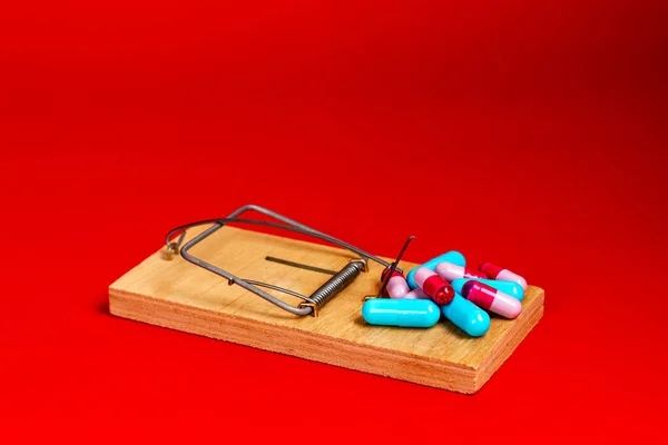 Pillole mediche, le medicine sono in una trappola per topi di legno. Assistenza sanitaria, assicurazione sulla vita. — Foto Stock