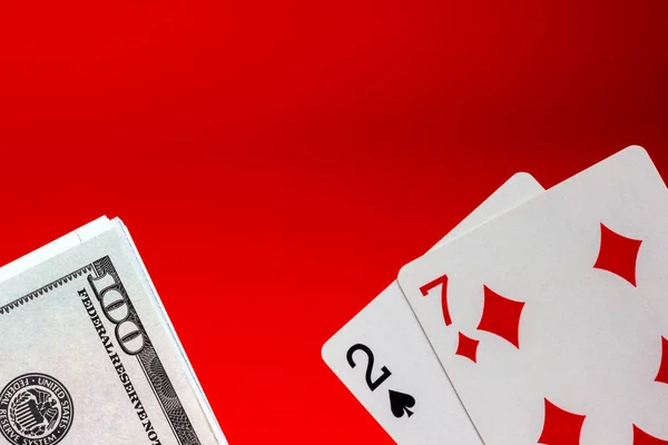 Κακός συνδυασμός παιξίματος χαρτιών και χρημάτων σε κόκκινο φόντο. Τέξας Χόλντεμ — Φωτογραφία Αρχείου