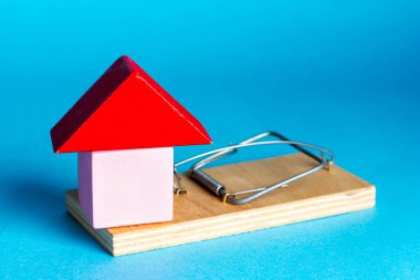 Bir fare kapanının içindeki yerleşim yeri. Konut kredisi, sigorta, iş yatırımı kavramı.