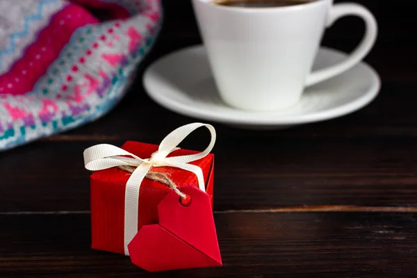 Petite bave rouge et une note en forme de cœur. Félicitations à un être cher. Cadeau pour la Saint Valentin. Cadeau d'anniversaire de mariage. Cadeau d'anniversaire. — Photo