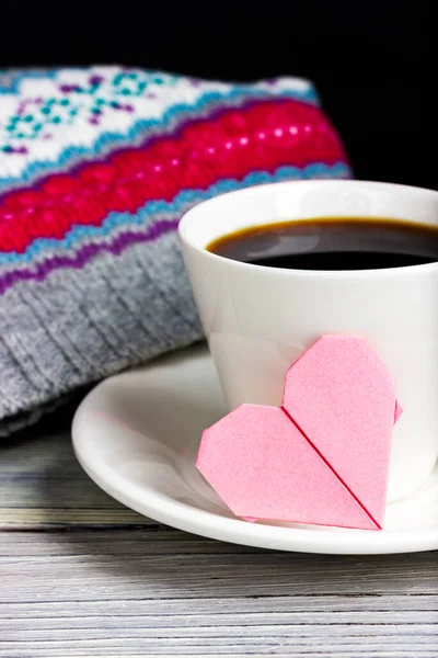 Eine Tasse Kaffee und eine kleine Notiz in Form eines rosafarbenen Herzens. Valentinstag-Überraschung. Frohe Valentinstagsgrüße. Eine Überraschung für einen geliebten Menschen. — Stockfoto