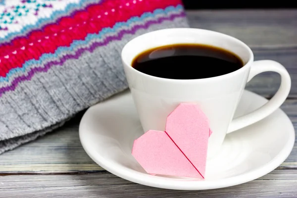 Чашка кофе с маленькой запиской в виде розового сердца. Подарок для любимого человека — стоковое фото