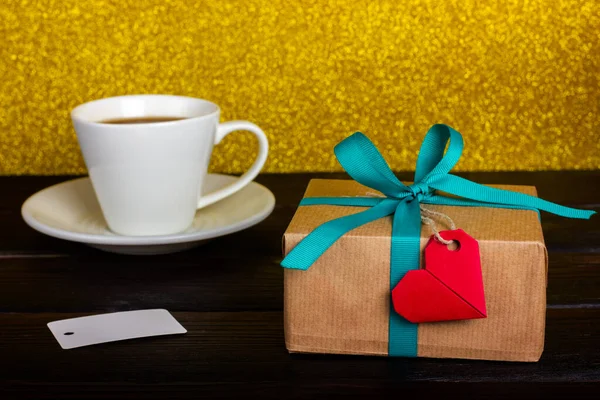 Tasse de café et coeur rouge sur un fond jaune brillant. Félicitations à votre bien-aimé pendant les vacances. — Photo