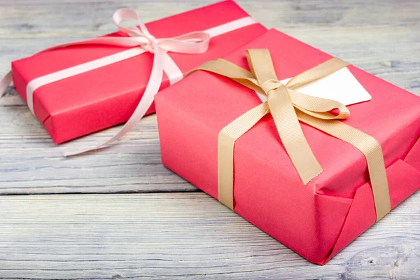 Dois presentes embrulhados em papel rosa close-up. Um presente para um ente querido. — Fotografia de Stock